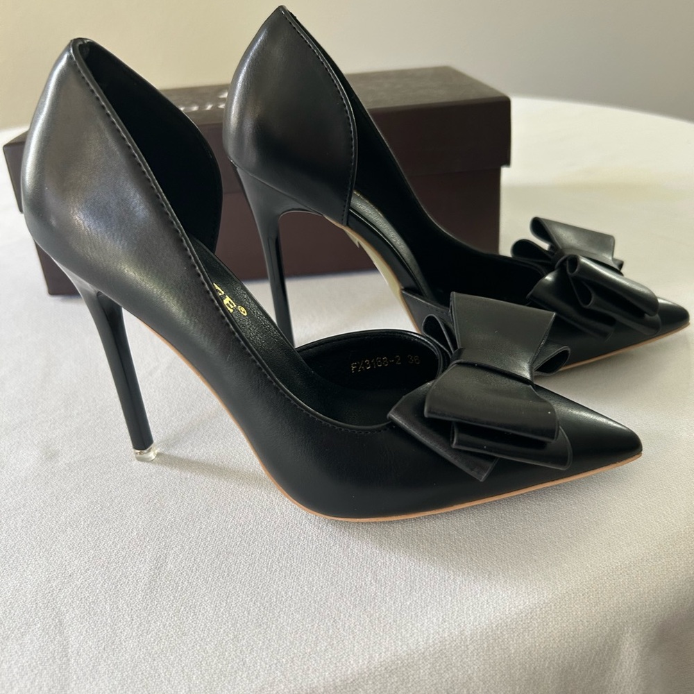 Sophisticated Black Heels with Bow Accent